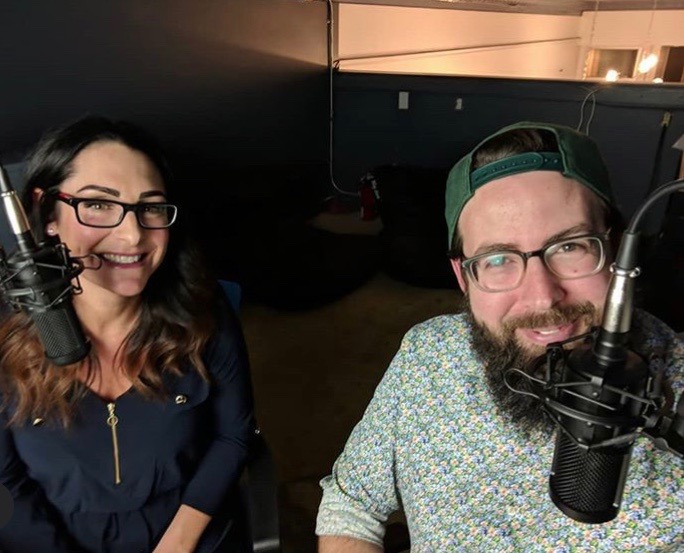 podcast-hosts-kelli-rae-and-lane-taking-selfie